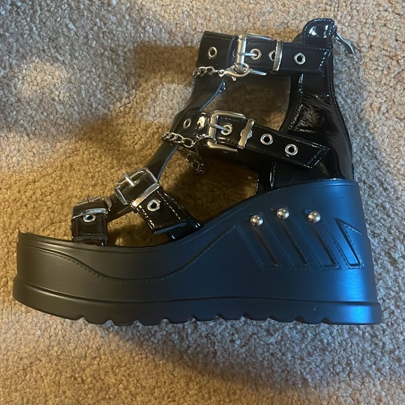 Black and silver Strappy pleather chain wedge sandals - Picture 2 of 4